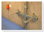 An der Wand montierte Hubvorrichtung f&uuml;r eine Isolette mit Inkubator im Kinderspital